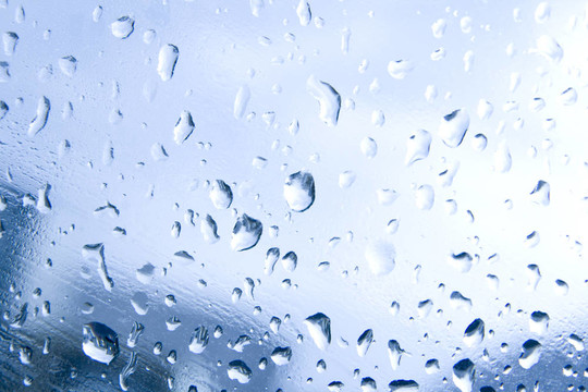 窗戶上的大雨