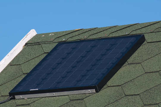 藍(lán)天屋頂上的太陽能電池板
