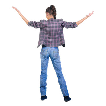 美麗的年輕女人看著墻。后視圖。