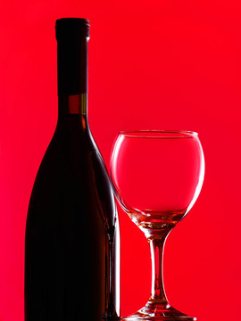 一瓶紅酒和酒杯