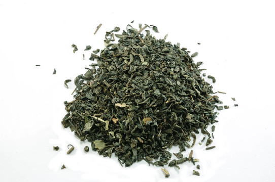 在白色背景的綠茶特寫