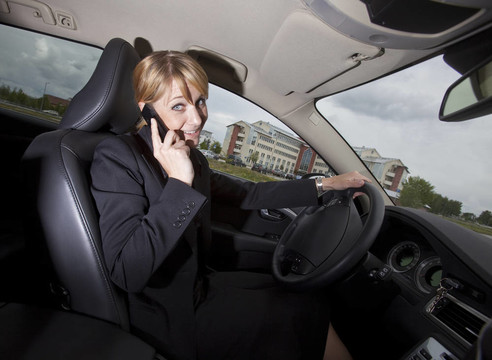 女人開車的時(shí)候打電話