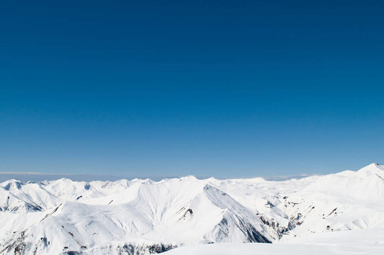 在冬天的雪下的高山