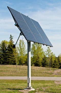 公共公園的太陽(yáng)能電池板-替代能源