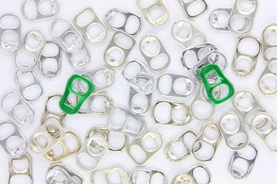 拉開鋁罐和蘇打水