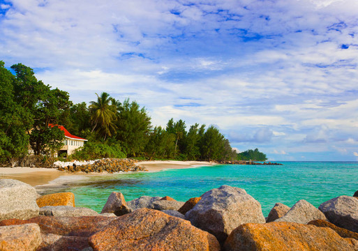 在熱帶海灘的酒店；Praslin；塞舌爾