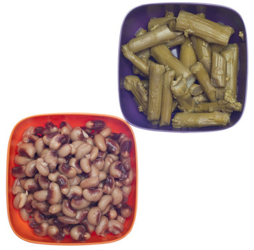 五顏六色的黑豌豆和蘆筍碗