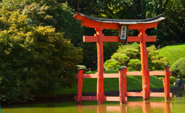 日本花園和池塘與紅色禪宗塔。