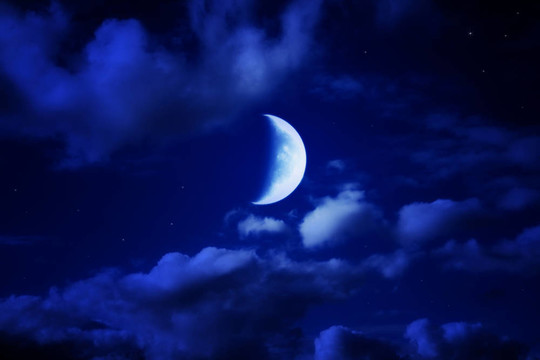 夜晚美麗的藍天與積云；月亮和星星