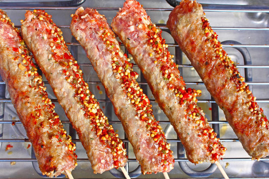 烤肉架上的肉