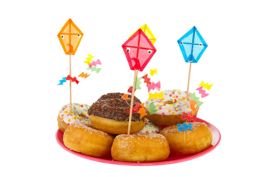 生日與彩色釉面甜甜圈