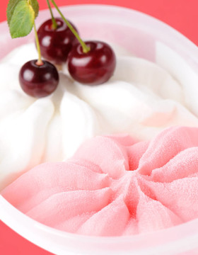 Strawberry和兩顆櫻桃牛奶冰淇淋