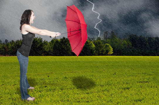女子拿著雨傘