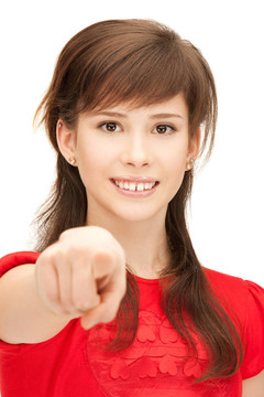 十幾歲的女孩指著她的手指