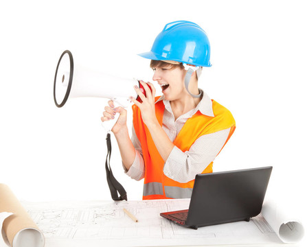 隨著筆記本電腦的女建筑師工程師；圖紙和擴(kuò)音器；工作