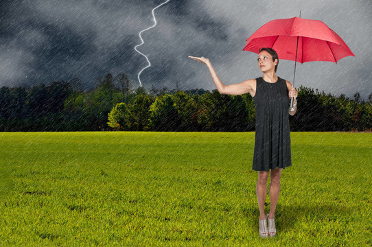 女子拿著雨傘