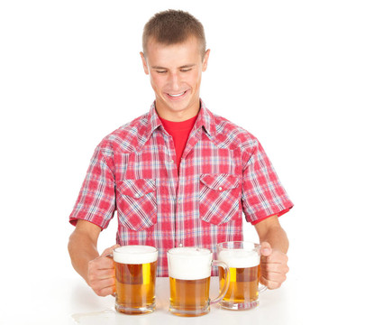 年輕人把啤酒杯；白色的背景