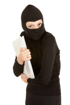 女小偷在黑色的衣服和帽子偷文件