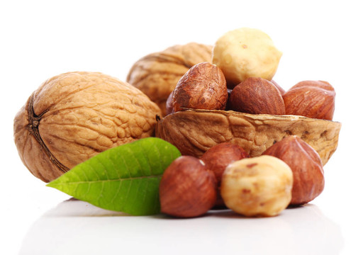 關閉了新鮮的核桃和hezelnuts