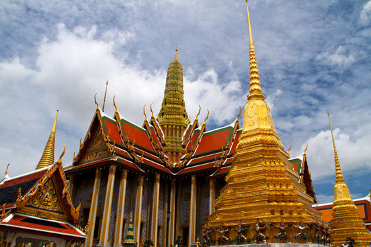 在Wat Phra Kaeo華麗的金色佛塔；宏偉的宮殿（曼谷）