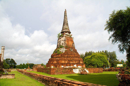 在Wat chaiwattanaram寺塔；Ayutthaya；泰國