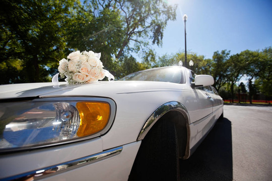 車上的婚禮花束