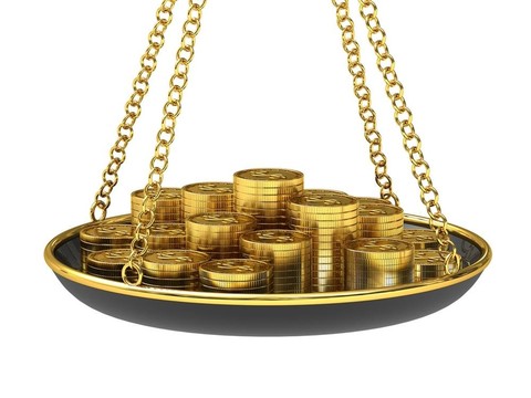 天平上的金幣。