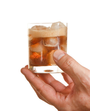 手里拿著冰的飲料