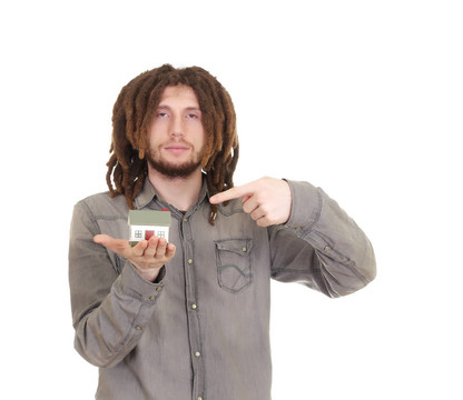 手里拿著一個(gè)小房子的人