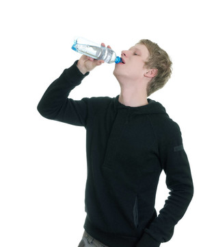 男子飲用瓶裝水