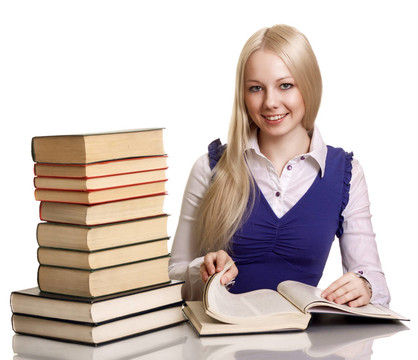 友善的大學(xué)女生在書桌上孤立書本