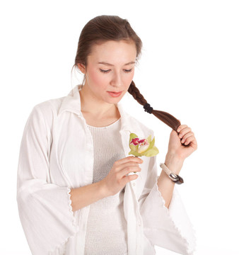 穿著綠蘭白襯衫的年輕女子