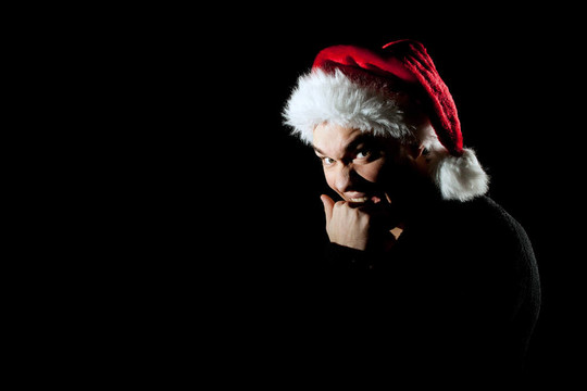 憤怒的人在Santa帽；黑色背景