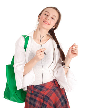 聽(tīng)音樂(lè)的年輕女子在綠色生態(tài)購(gòu)物袋的辮子