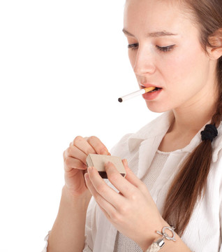 年輕婦女與香煙；準(zhǔn)備吸煙