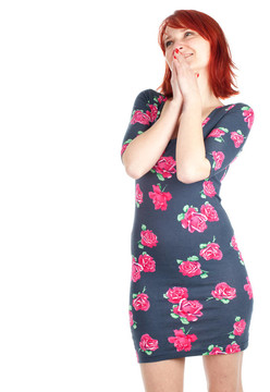 站在微笑年輕的頭發(fā)女人在衣服