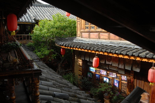 麗江古鎮(zhèn) 陽光 庭院 閣樓紅