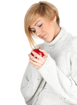 體貼的年輕漂亮女人穿著鮮艷的毛衣配紅蘋果