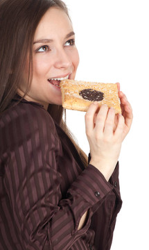 微笑的年輕漂亮的女人和美味的蛋糕