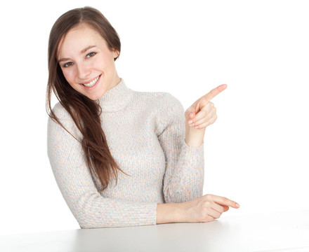 面帶微笑的年輕女子穿著明亮的毛衣；留著長(zhǎng)發(fā)