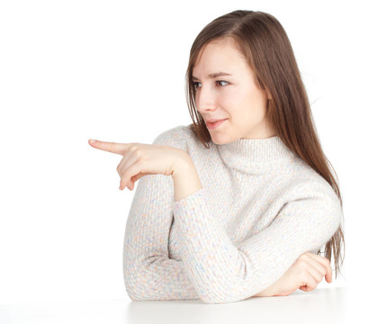 面帶微笑的年輕女子穿著明亮的毛衣；留著長發(fā)