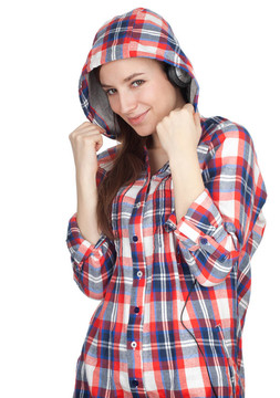 戴頭巾的年輕女子和耳機聽音樂
