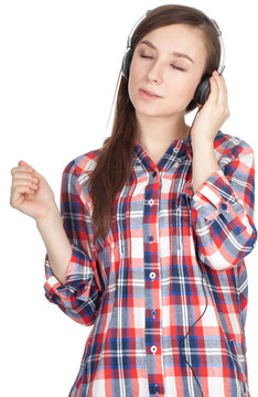 年輕女子用閉著眼睛聽耳機(jī)聽音樂