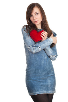 穿藍(lán)色衣服的年輕女子保持小紅心
