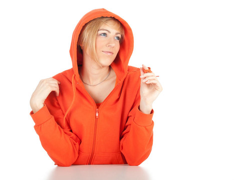 微笑的橙色運動衫罩的年輕金發(fā)女子
