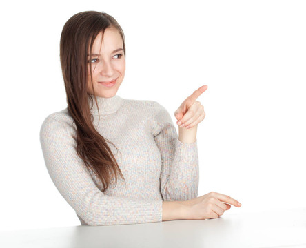 面帶微笑的年輕女子穿著明亮的毛衣；留著長發(fā)