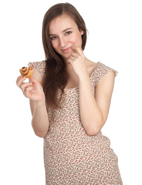 微笑的年輕漂亮的女人和美味的蛋糕