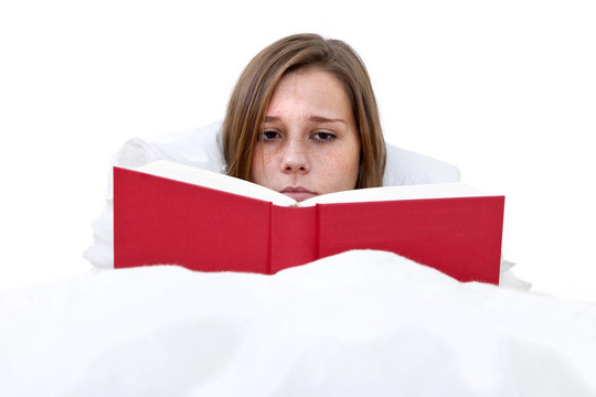 躺在床上看書