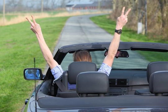 女子駕駛一輛敞篷車
