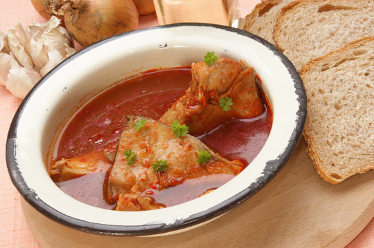 鯉魚(yú)魚(yú)湯在老搪瓷碗